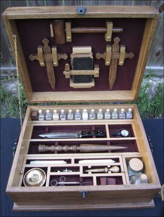 Vintage Vampire Hunting Kits (38 pics)