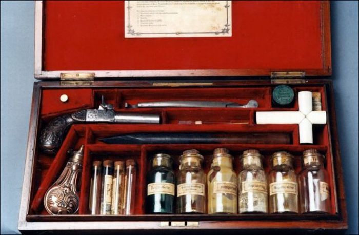 Vintage Vampire Hunting Kits (38 pics)