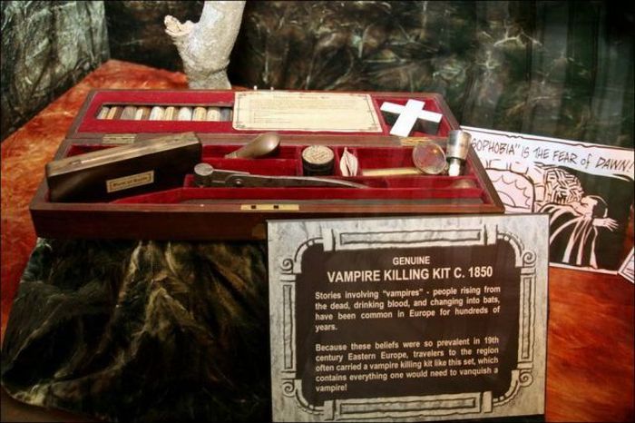 Vintage Vampire Hunting Kits (38 pics)