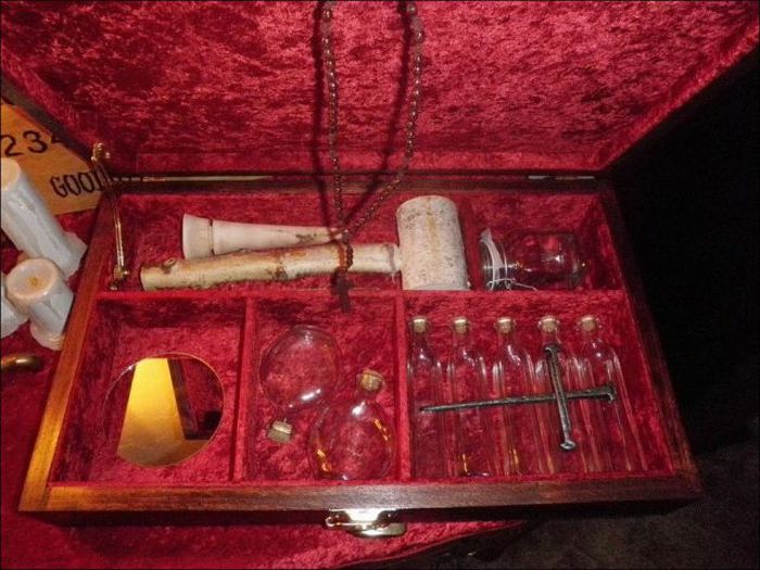 Vintage Vampire Hunting Kits (38 pics)