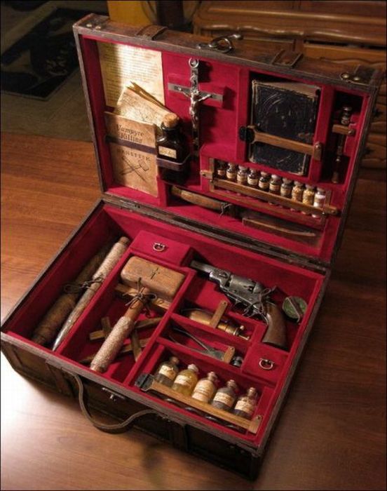 Vintage Vampire Hunting Kits (38 pics)