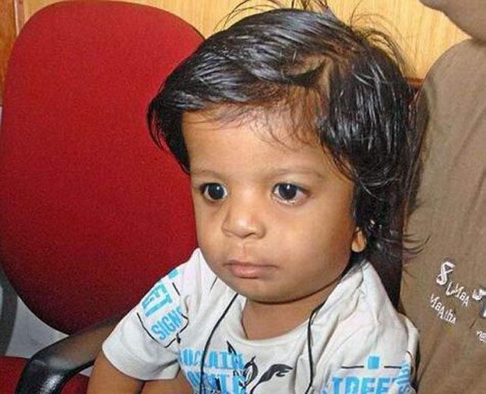 OMG! Indian Boy Born With 34 Fingers (4 pics)