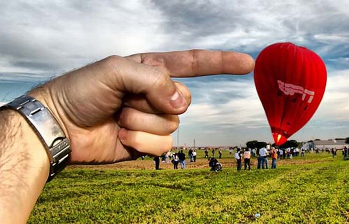 Great Forced Perspective Photography (60 pics)