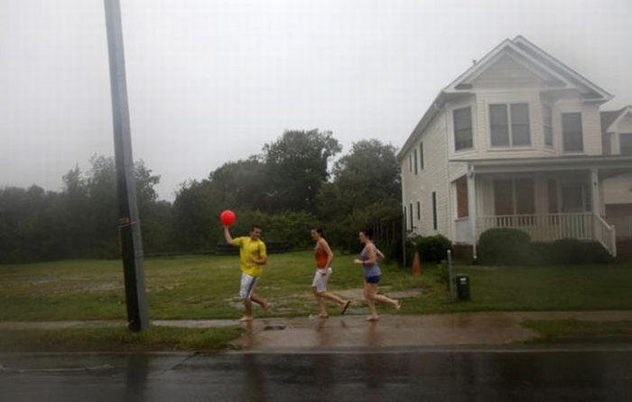 People Having Fun With Hurricane Irene (38 pics + video)