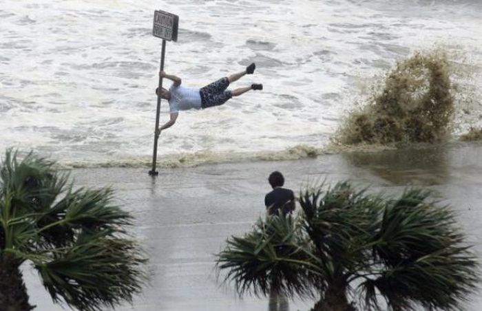 People Having Fun With Hurricane Irene (38 pics + video)