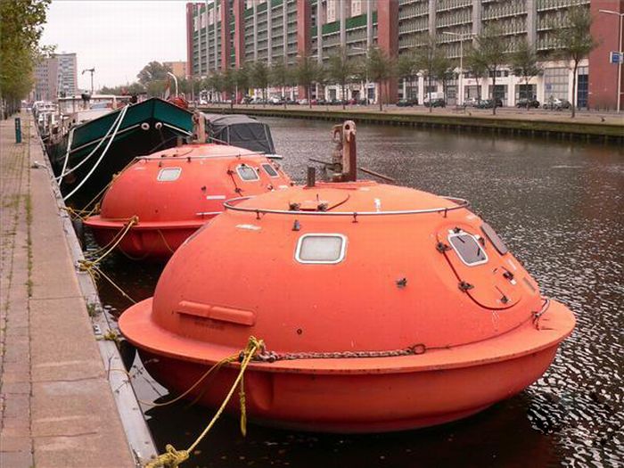 Survival Capsule Hotel in France (6 pics)
