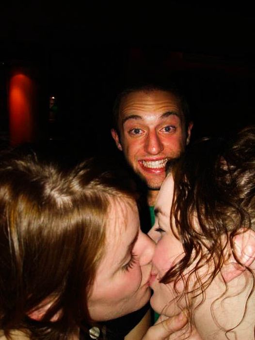 Funny Photobombs of Kissing Girls (59 pics)
