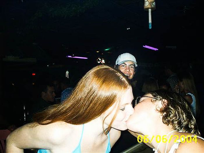 Funny Photobombs of Kissing Girls (59 pics)
