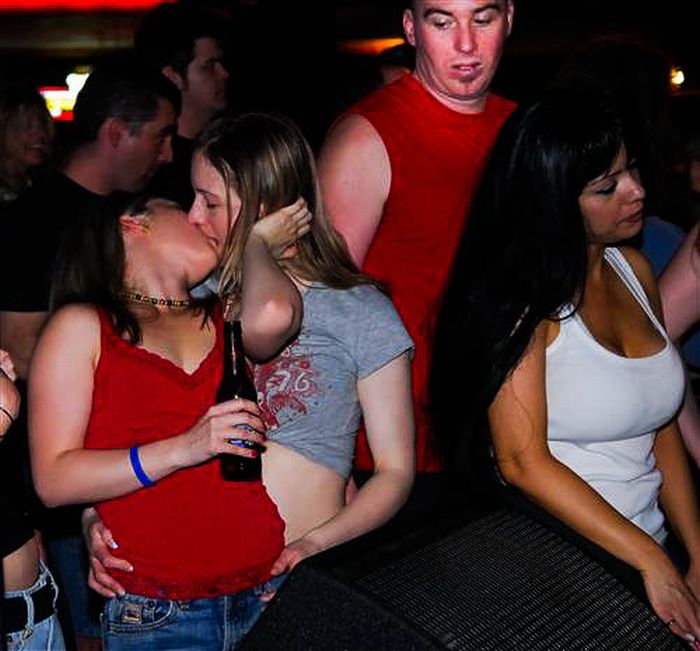 Funny Photobombs of Kissing Girls (59 pics)