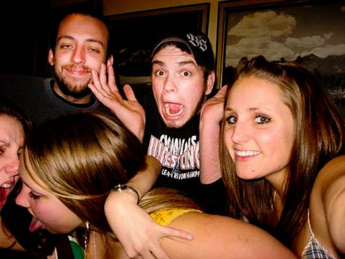 Funny Photobombs of Kissing Girls (59 pics)