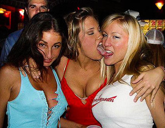 Funny Photobombs of Kissing Girls (59 pics)