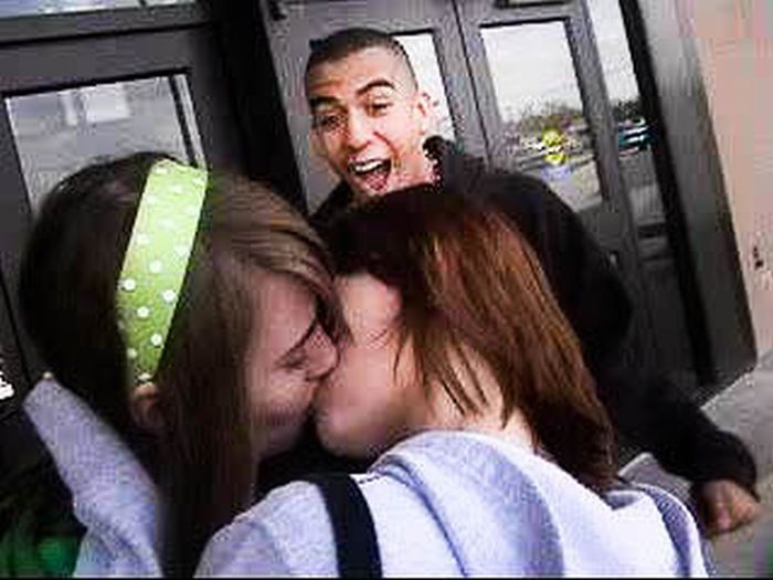 Funny Photobombs of Kissing Girls (59 pics)