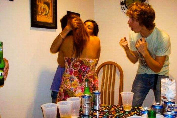 Funny Photobombs of Kissing Girls (59 pics)