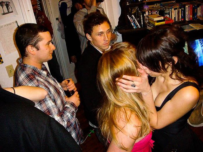 Funny Photobombs of Kissing Girls (59 pics)