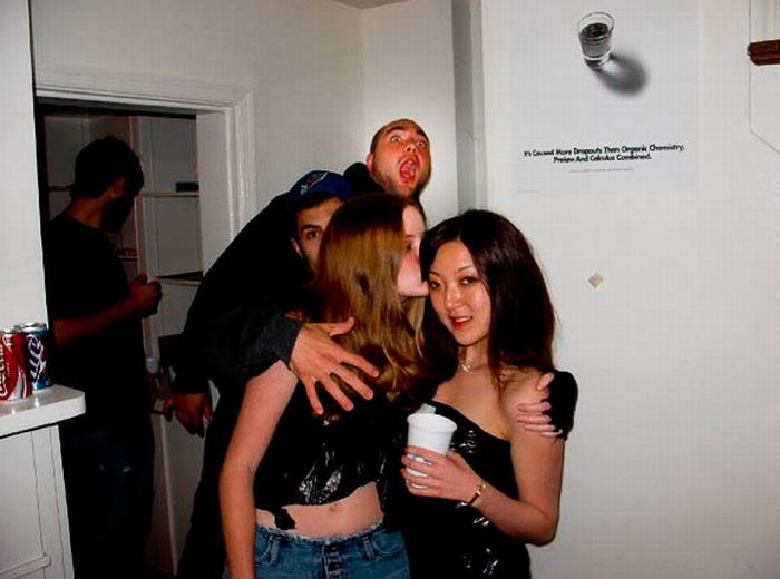 Funny Photobombs of Kissing Girls (59 pics)