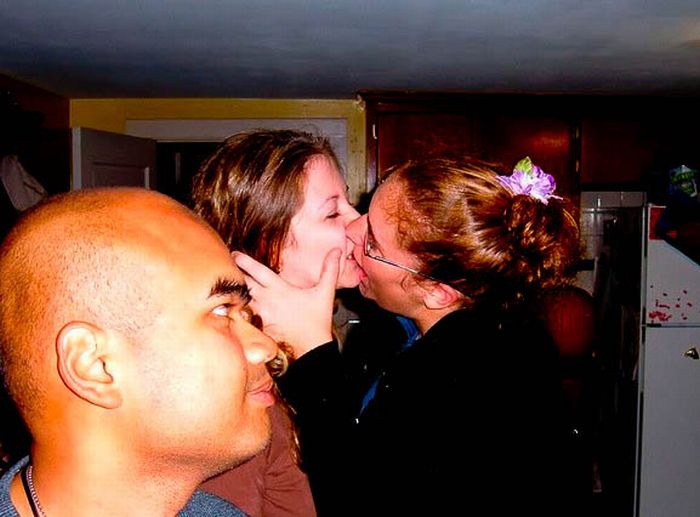 Funny Photobombs of Kissing Girls (59 pics)