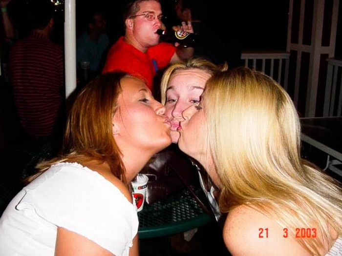 Funny Photobombs of Kissing Girls (59 pics)