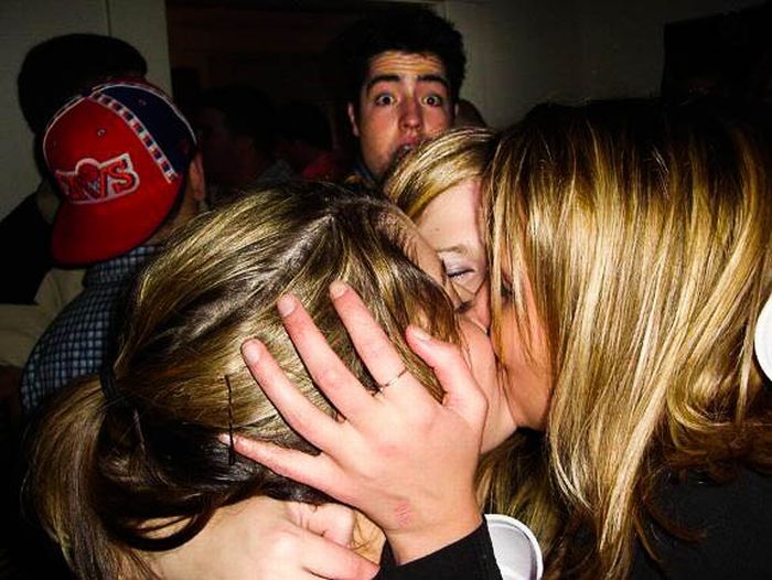 Funny Photobombs of Kissing Girls (59 pics)