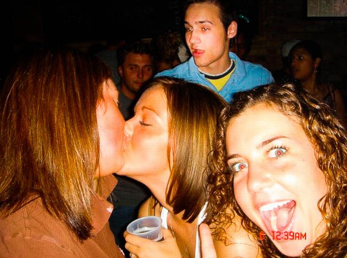 Funny Photobombs of Kissing Girls (59 pics)