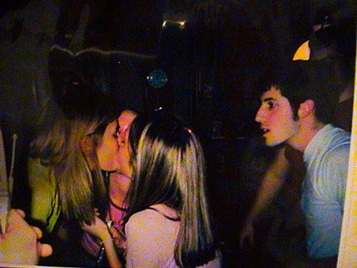 Funny Photobombs of Kissing Girls (59 pics)