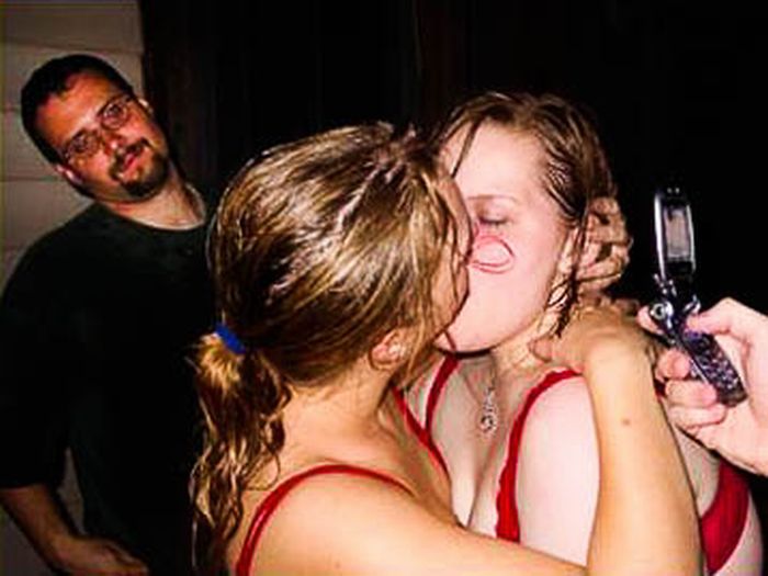 Funny Photobombs of Kissing Girls (59 pics)
