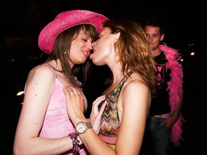 Funny Photobombs of Kissing Girls (59 pics)