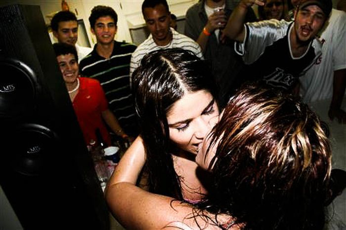 Funny Photobombs of Kissing Girls (59 pics)