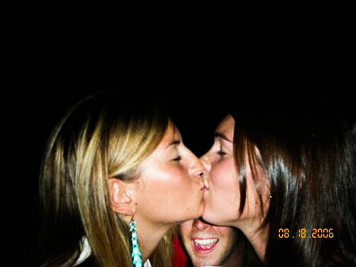 Funny Photobombs of Kissing Girls (59 pics)
