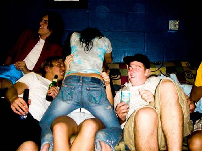 Funny Photobombs of Kissing Girls (59 pics)