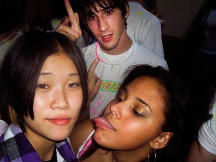 Funny Photobombs of Kissing Girls (59 pics)