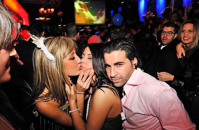 Funny Photobombs of Kissing Girls (59 pics)