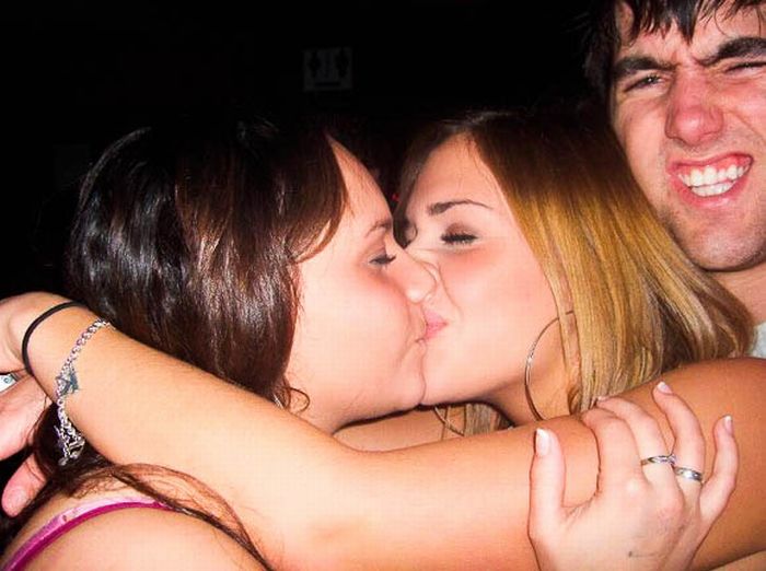 Funny Photobombs of Kissing Girls (59 pics)
