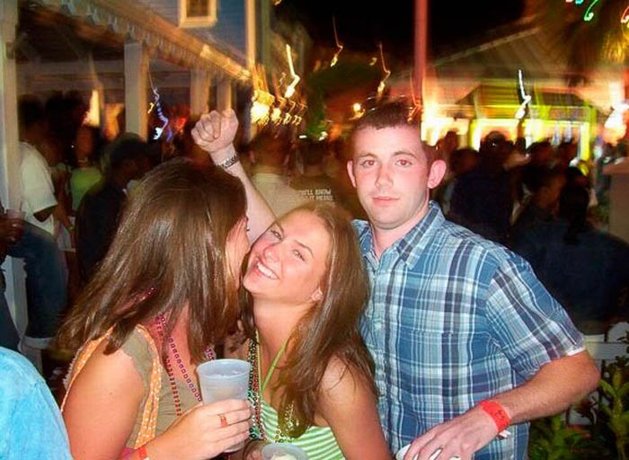 Funny Photobombs of Kissing Girls (59 pics)