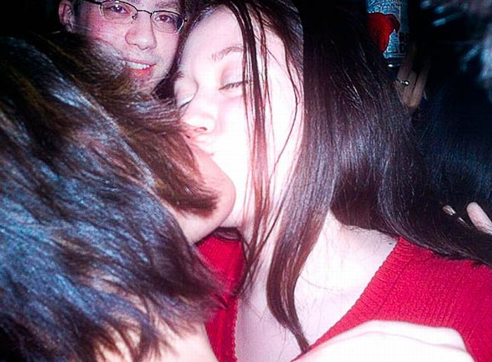 Funny Photobombs of Kissing Girls (59 pics)