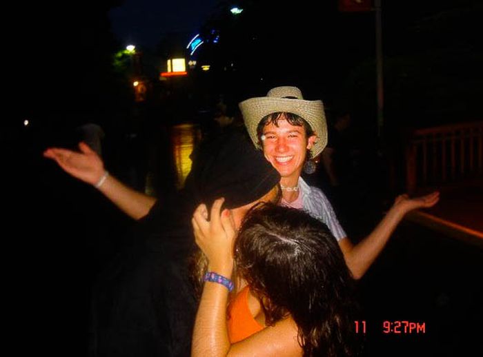 Funny Photobombs of Kissing Girls (59 pics)