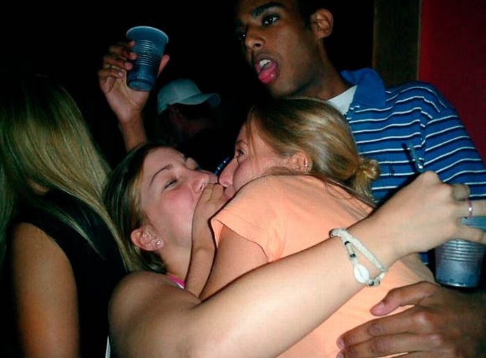 Funny Photobombs of Kissing Girls (59 pics)