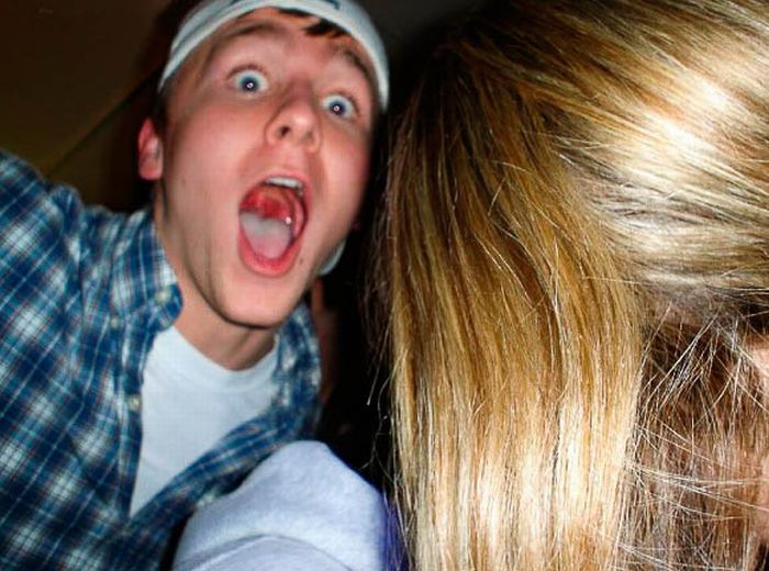 Funny Photobombs of Kissing Girls (59 pics)