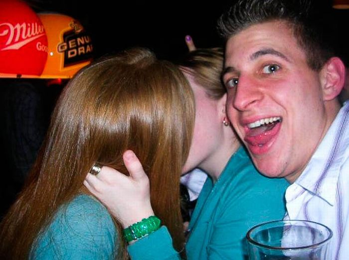 Funny Photobombs of Kissing Girls (59 pics)