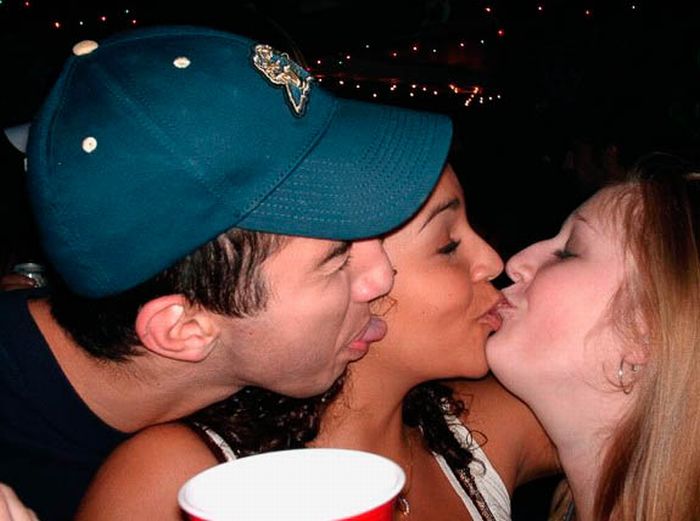Funny Photobombs of Kissing Girls (59 pics)