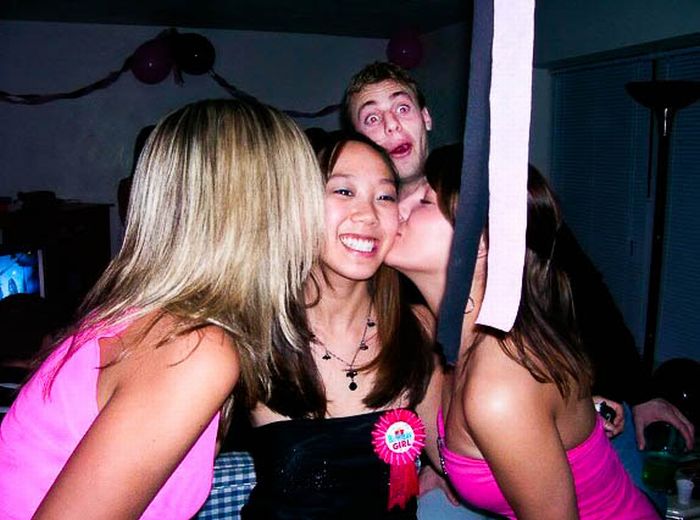 Funny Photobombs of Kissing Girls (59 pics)