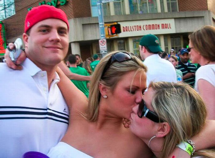 Funny Photobombs of Kissing Girls (59 pics)