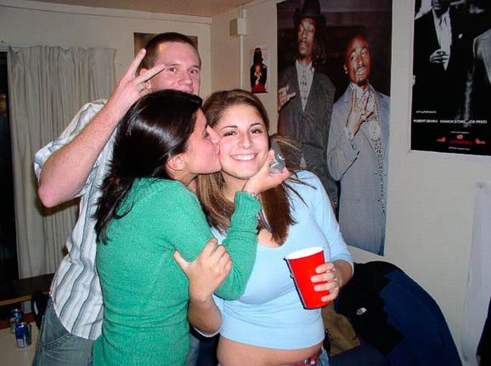 Funny Photobombs of Kissing Girls (59 pics)