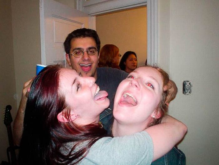 Funny Photobombs of Kissing Girls (59 pics)