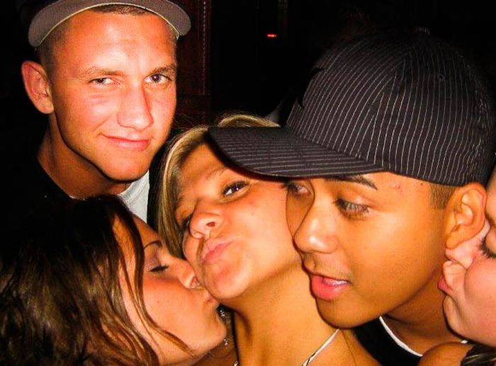 Funny Photobombs of Kissing Girls (59 pics)