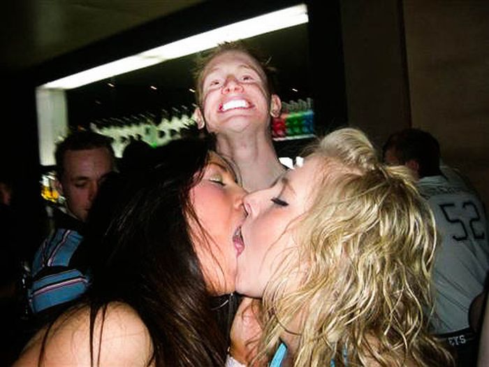 Funny Photobombs of Kissing Girls (59 pics)