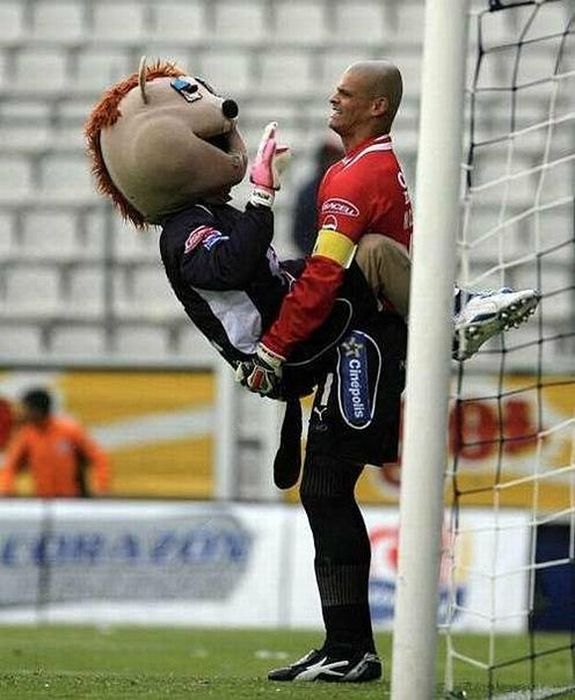 Funny Soccer Moments (34 pics)