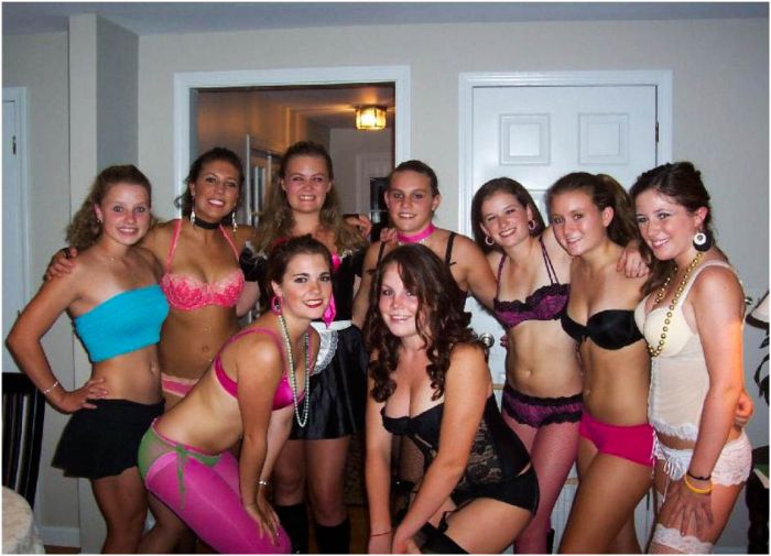 Sexy Girls in Lingerie Having Fun (92 pics)