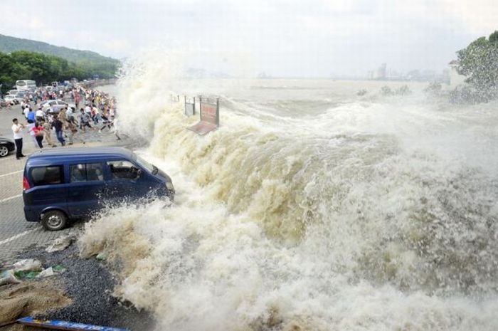 30ft High Tidal Bore of Qiantang River in China (28 pics)