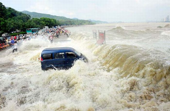 30ft High Tidal Bore of Qiantang River in China (28 pics)