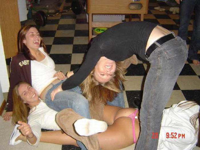 Drunk Girls Getting Pantsed (70 pics) .